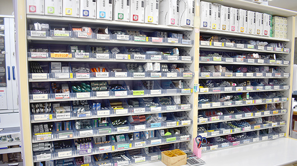 ライフ薬局竹の塚店の薬棚
