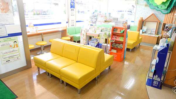 クオール薬局河辺店の待合スペース