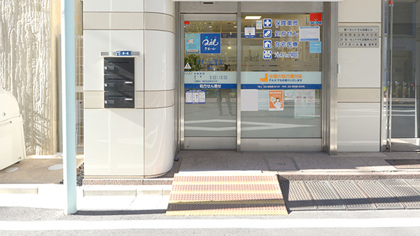 クオール薬局兜町店の入口