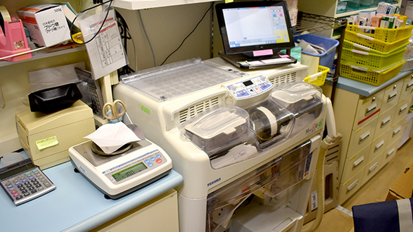 薬局トモズ恵比寿ガーデンプレイス店の調剤器具