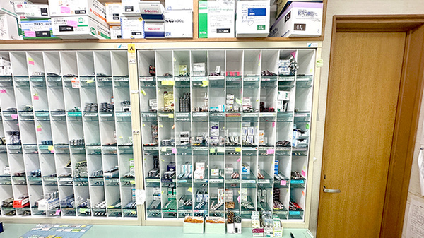 向台薬局の薬棚