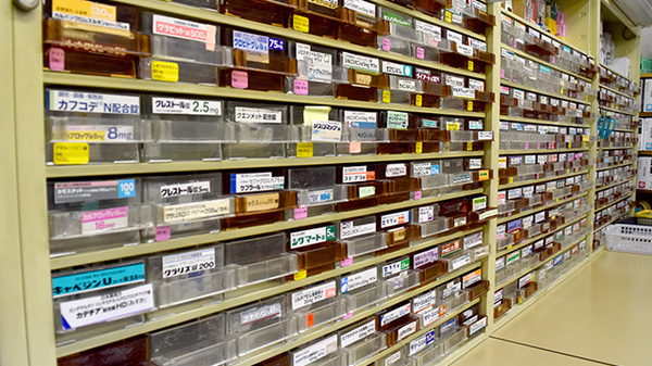 齋藤第一薬局東十条四丁目店の薬棚