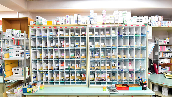 ファーマライズ薬局 三鷹店の薬棚