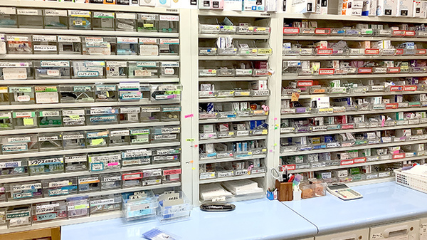 りんどう薬局の薬棚