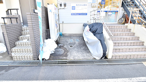 クオール薬局成瀬台店の駐輪場