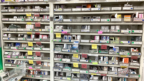 西荻みなみ薬局の薬棚