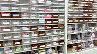 西八王子調剤薬局の薬棚