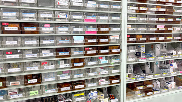 西八王子調剤薬局の薬棚