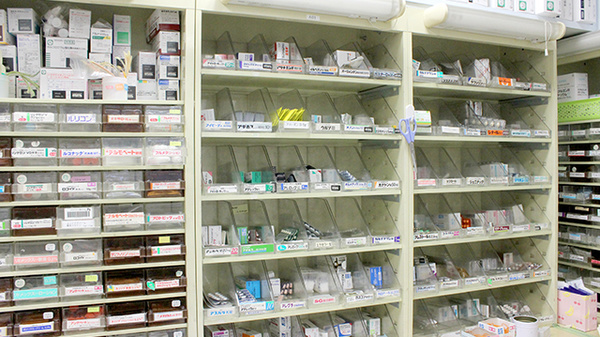 ユニスマイル薬局 京橋店の薬棚