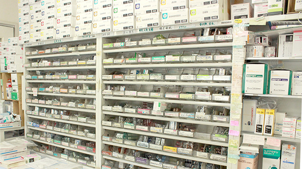 鳥居薬局の薬棚