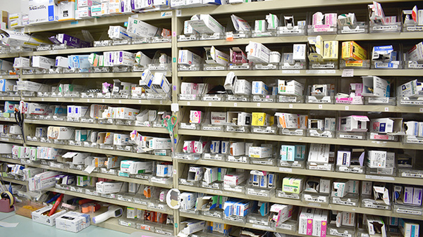 白金台薬局の薬棚