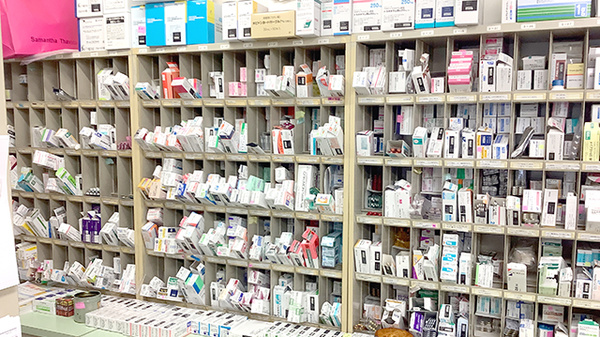 白金中央薬局の薬棚
