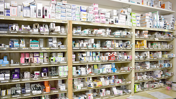 白金薬局品川店の薬棚
