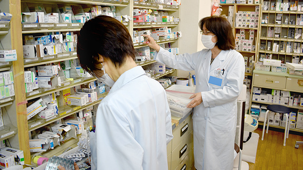 白金薬局品川店の作業風景