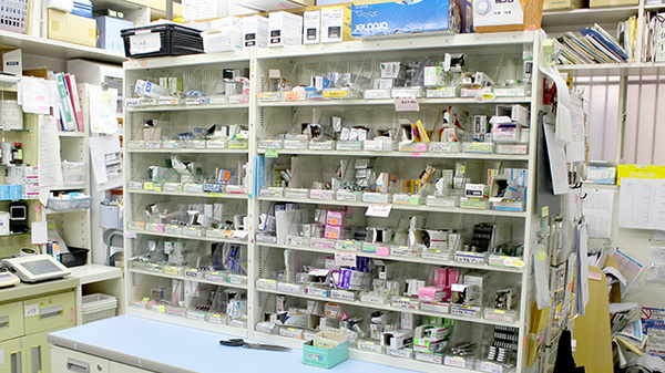 平和台薬局の薬棚