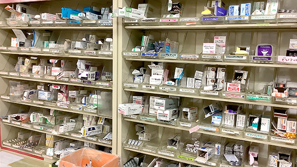 別所薬局の薬棚