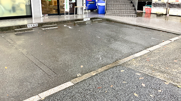 別所薬局の駐車場