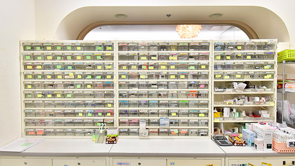 薬ヒグチ調剤薬局 ニューオータニ店の薬棚
