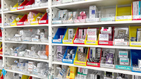 薬局トモズ新宿二丁目店の薬棚