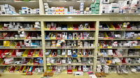 薬局トモズ神田和泉町店の薬棚