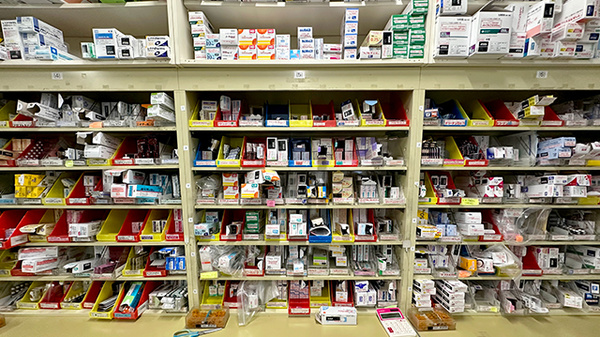 薬局トモズ神田和泉町店の薬棚