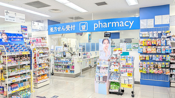 薬局トモズ西葛西店の入口