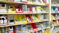 薬局トモズ西葛西店の薬棚