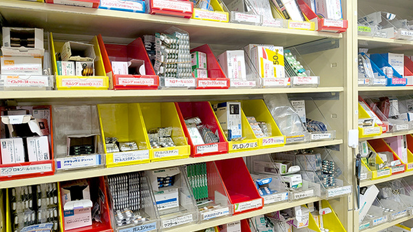 薬局トモズ西葛西店の薬棚