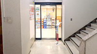 龍生堂薬局新宿店の入口