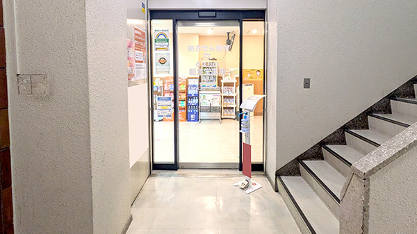 龍生堂薬局新宿店の入口