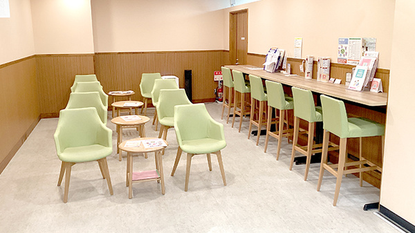 龍生堂薬局新宿店の待合スペース