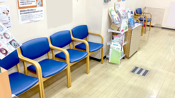 龍生堂薬局多摩センター店の待合スペース
