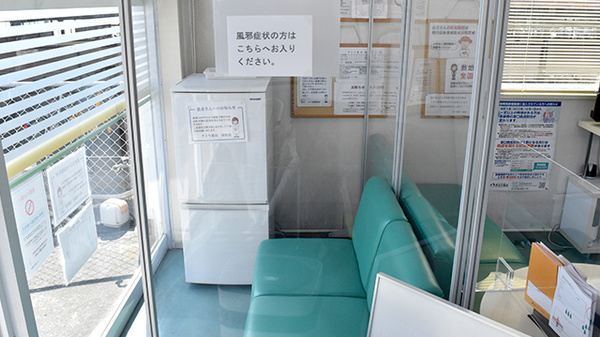 ダイヤ薬局国府店の感染予防待合スペース