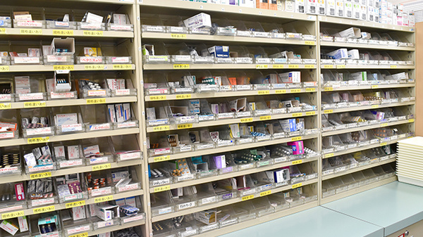 ダイヤ薬局国府店の薬棚