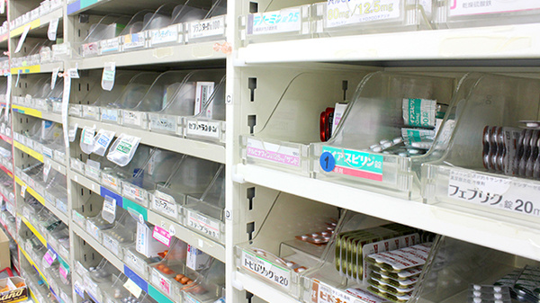 コスモス薬局の薬棚