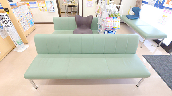 クオール薬局　小山駅南店の待合スペース