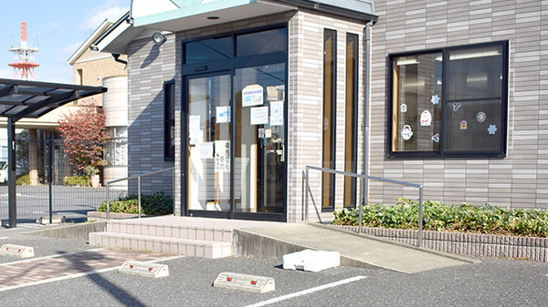 花・花薬局　浅沼店（旧オリーブ薬局）の入口