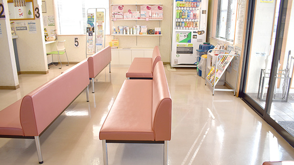 花・花薬局　浅沼店（旧オリーブ薬局）の待合スペース