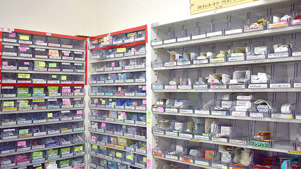 花・花薬局　浅沼店（旧オリーブ薬局）の薬棚