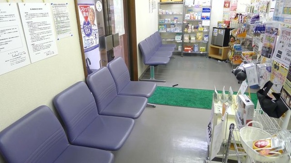 きすげ薬局の待合スペース