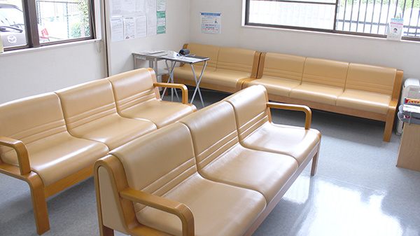 セイムスケヤキ薬局の待合スペース