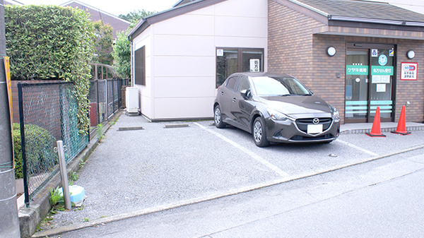 セイムスケヤキ薬局の駐車場