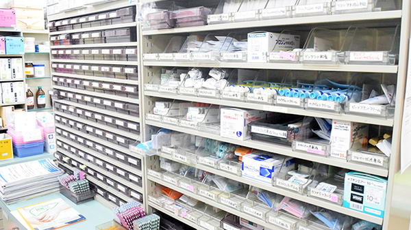 コスモ調剤薬局　木幡店の薬棚