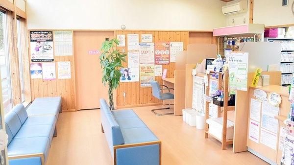 コスモ調剤薬局　木幡店の待合スペース