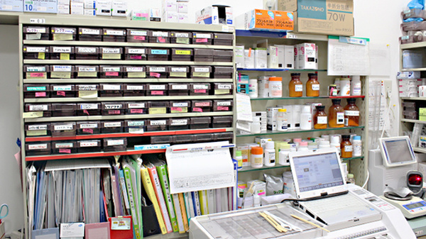 コスモ調剤薬局　ＦＫＤ宇都宮店の薬棚