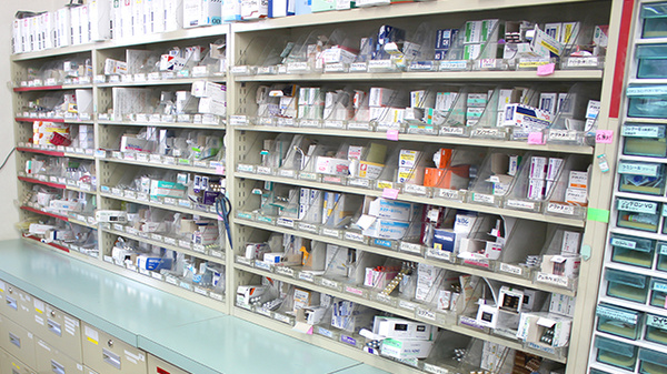 シティ薬局　末広店の薬棚
