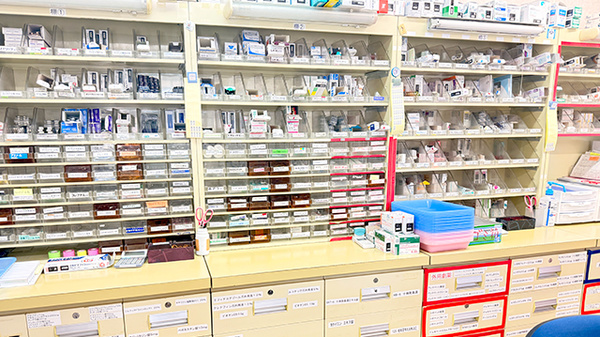 花・花薬局栃木境店の薬棚