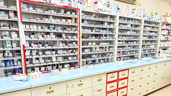 花・花薬局長沼店の薬棚