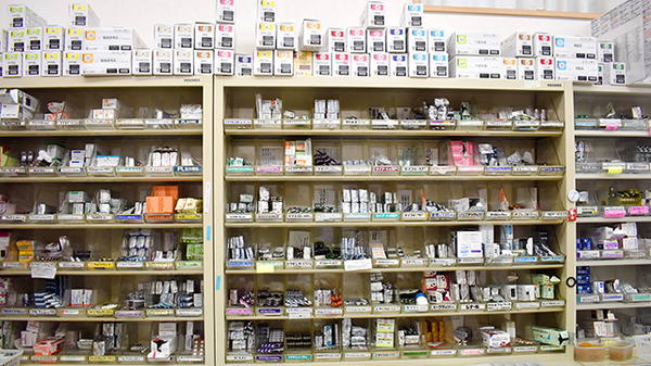 つくも薬局　西茂呂の薬棚