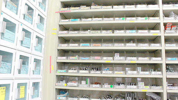 ハーブ薬局の薬棚